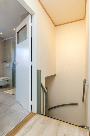 Foto - Te koop: Vlakbij het winkelcentrum in het geliefde, rustige Schaesberg ligt deze charmante, geïsoleerde hoekwoning met een verrassend ruime, multifunctionele zolderverdieping. 